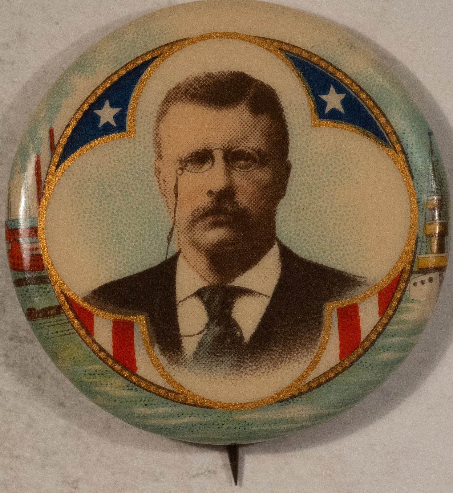 1904 TEDDY ROOSEVELT 1 1/4″ CAMPAIGN BUTTON, GRAPHIC, SHIPS, FACTORIES-NEAR MINT