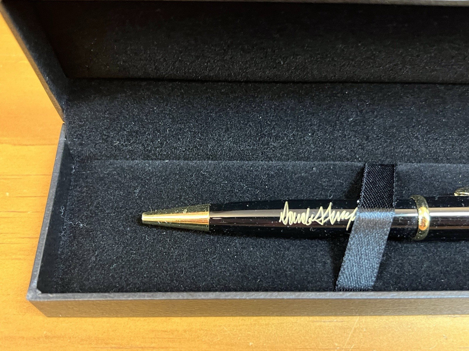 Donald Trump Signed Commemorative Ball Point Pen Presidential Seal In Box