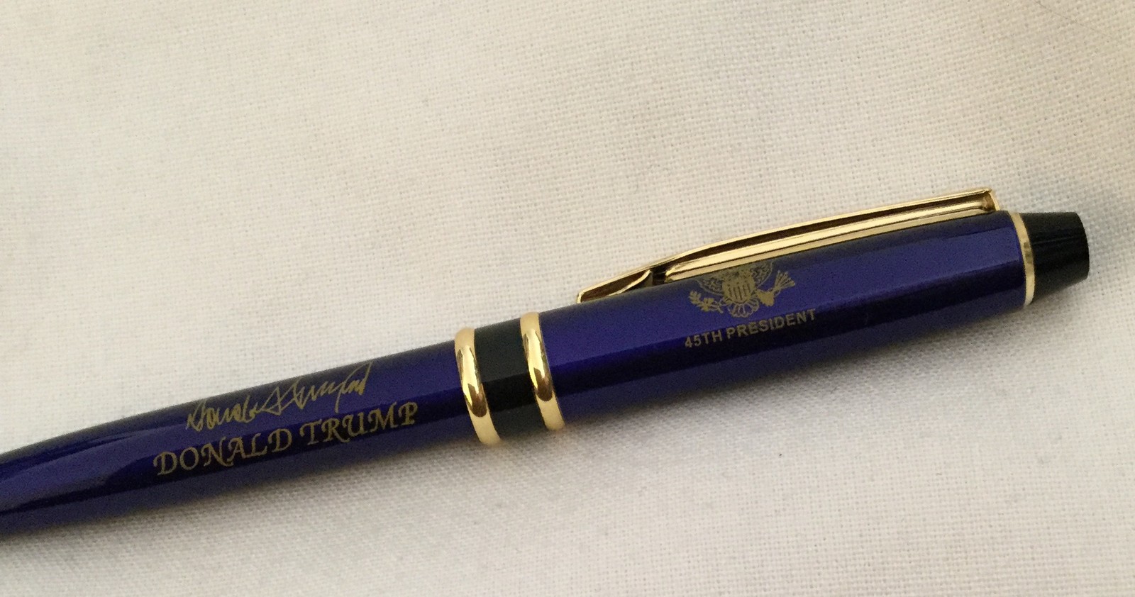 4 TRUMP WHITE HOUSE PENS GOLD EAGLE SEAL SIGNATURE NAME REPUBLICAN GOP GIFT PEN