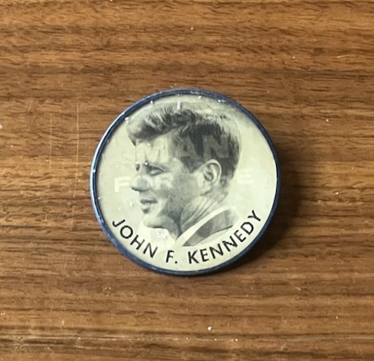 VTG 1960 John F. Kennedy JFK Uncommon “The Man For The 60s” Vari-Vue Pin Button