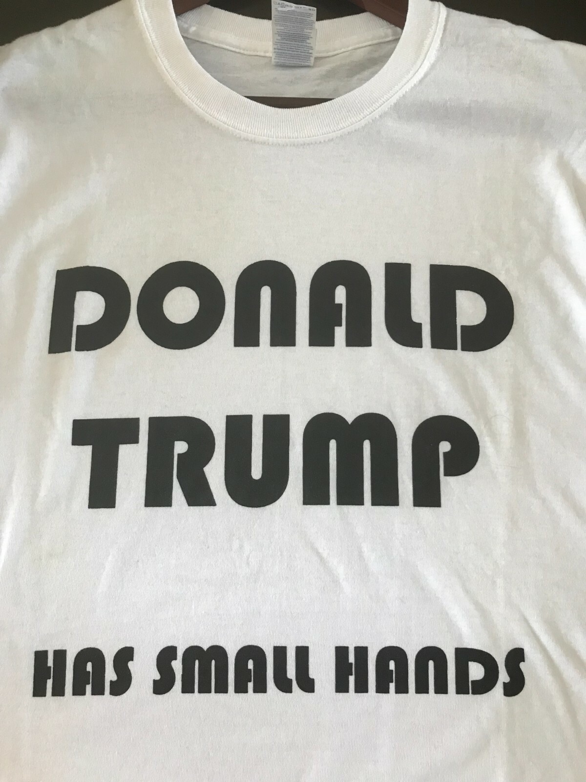 NEW~”DONALD TRUMP HAS SMALL HANDS ” T-SHIRT~ MEN’S LARGE~ CLASSIC & RARE!!!!