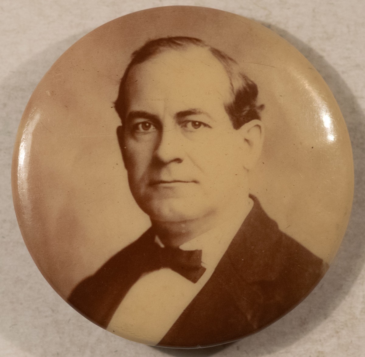 1900 WILLIAM J BRYAN 1 1/4″ SEPIA CELLO CAMPAIGN BUTTON-GREAT CONTRAST & NR-MINT
