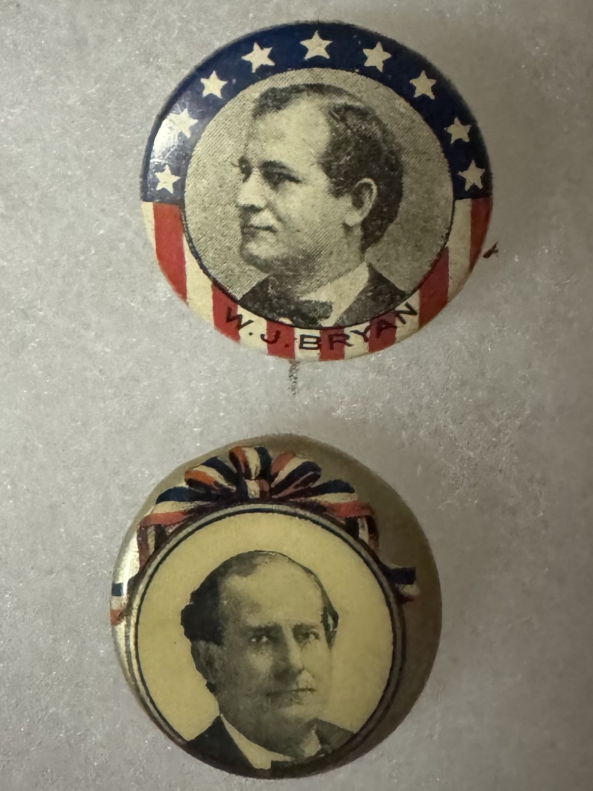 1900 PAIR OF WILLIAM JENNINGS BRYAN 7/8″ CAMPAIGN BUTTONS-COLORFUL & EXC COND!