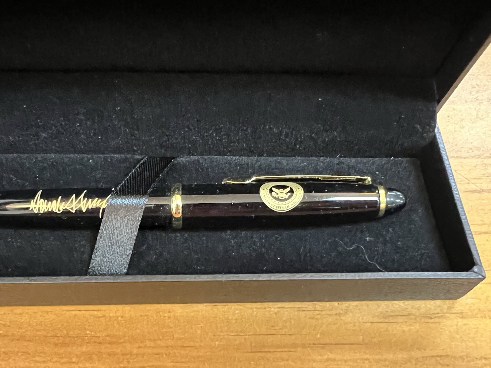Donald Trump Signed Commemorative Ball Point Pen Presidential Seal In Box