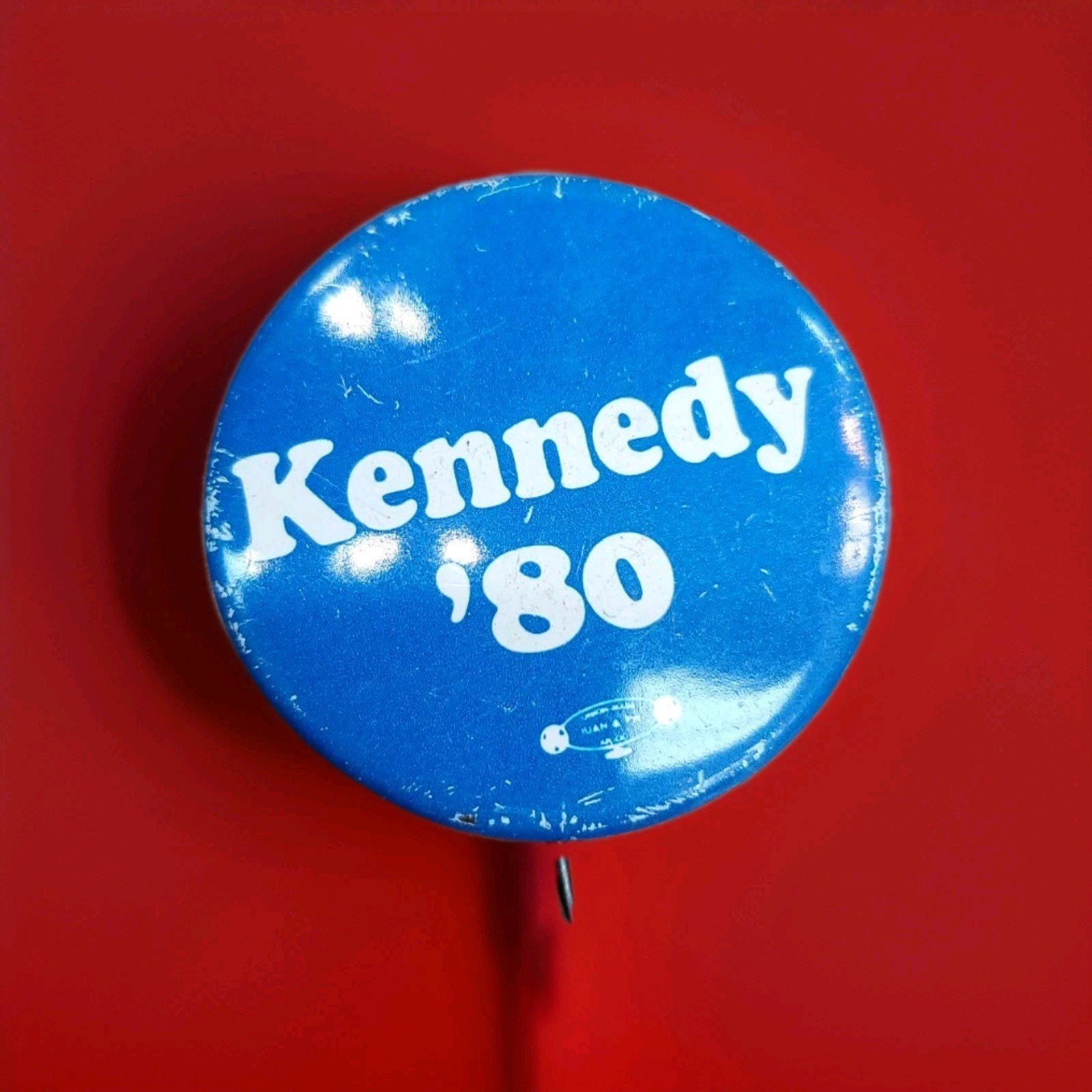35Wv Kennedy 80 1980s Political Pin Back Hat Pin Button