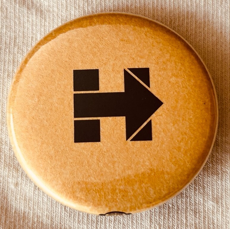 Hillary Clinton 2016 presidential campaign gold with black logo button BRAND NEW