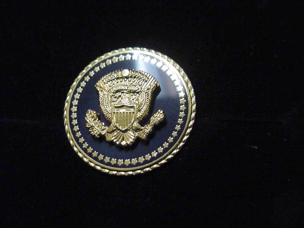 President TRUMP Lapel Pin- Presidential seal Lapel Pin(Gold Color)-Free Shipping