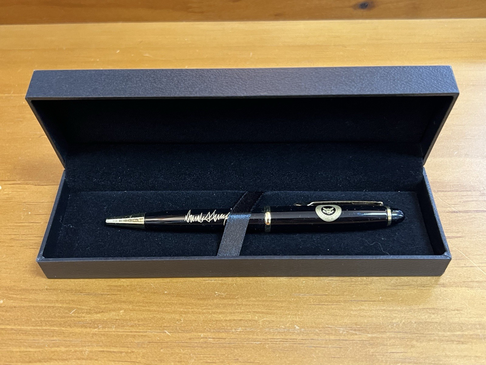 Donald Trump Signed Commemorative Ball Point Pen Presidential Seal In Box