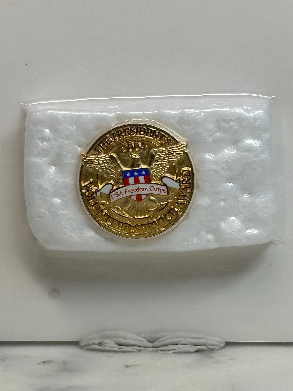 2004 Presidential Award Pin: Gold Finish Eagle Emblem – Patriotic Accessory