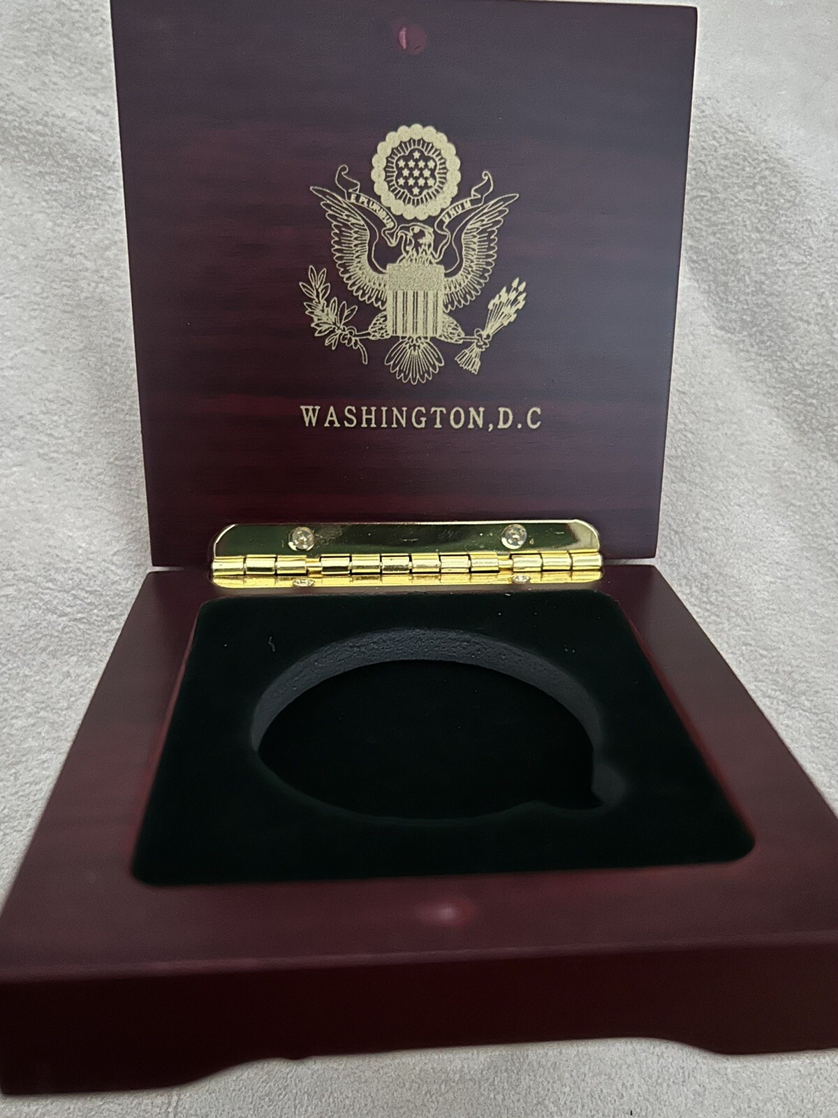 TRUMP CHALLENGE COIN 2025 INAUGURATION w WOOD BOX GOLD REPUBLICAN GOP Signature