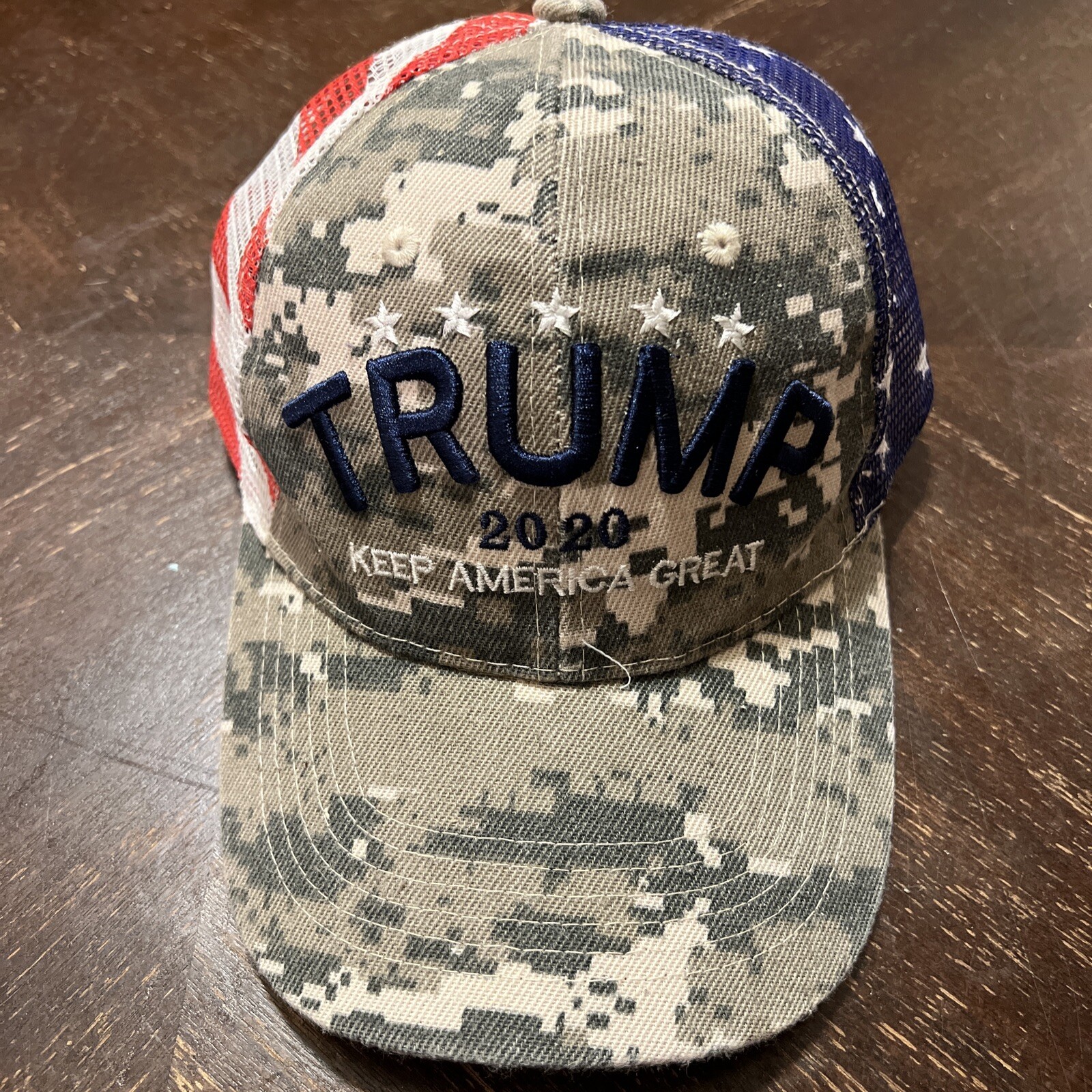 PreOwned Trump 2020 Keep America Great Camouflage Flag Trucker Snapback Hat￼