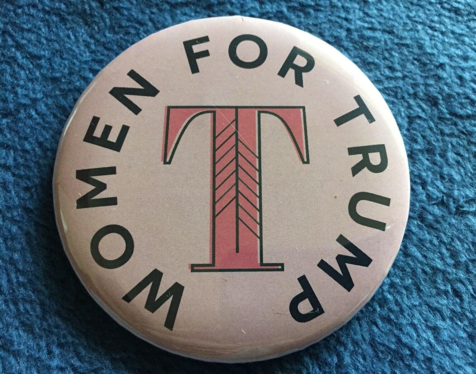 2016 DONALD TRUMP (OFFICIAL) WOMEN FOR TRUMP (AUTHENTIC) 3″ PINK PIN BUTTON