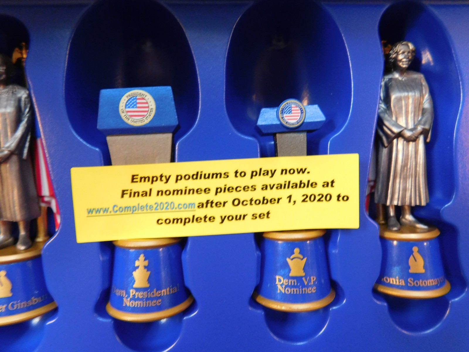 Battle for the White House Chess Set Complete 32 Pieces 2020 with COA