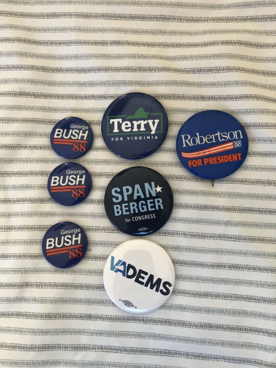 Assorted VA political buttons. GHWBush1988, Robertson1988. TMACforGov