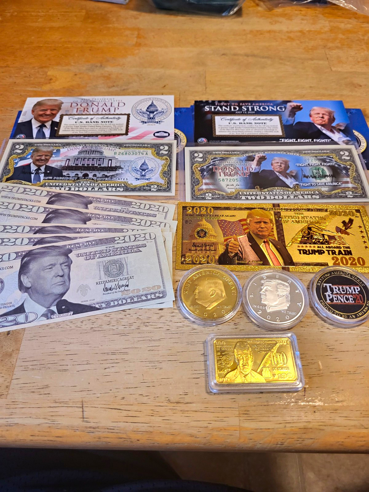 Donald Trump 2020 Stand Strong Metal Commemorative Coin, Bills/Notes & Bar