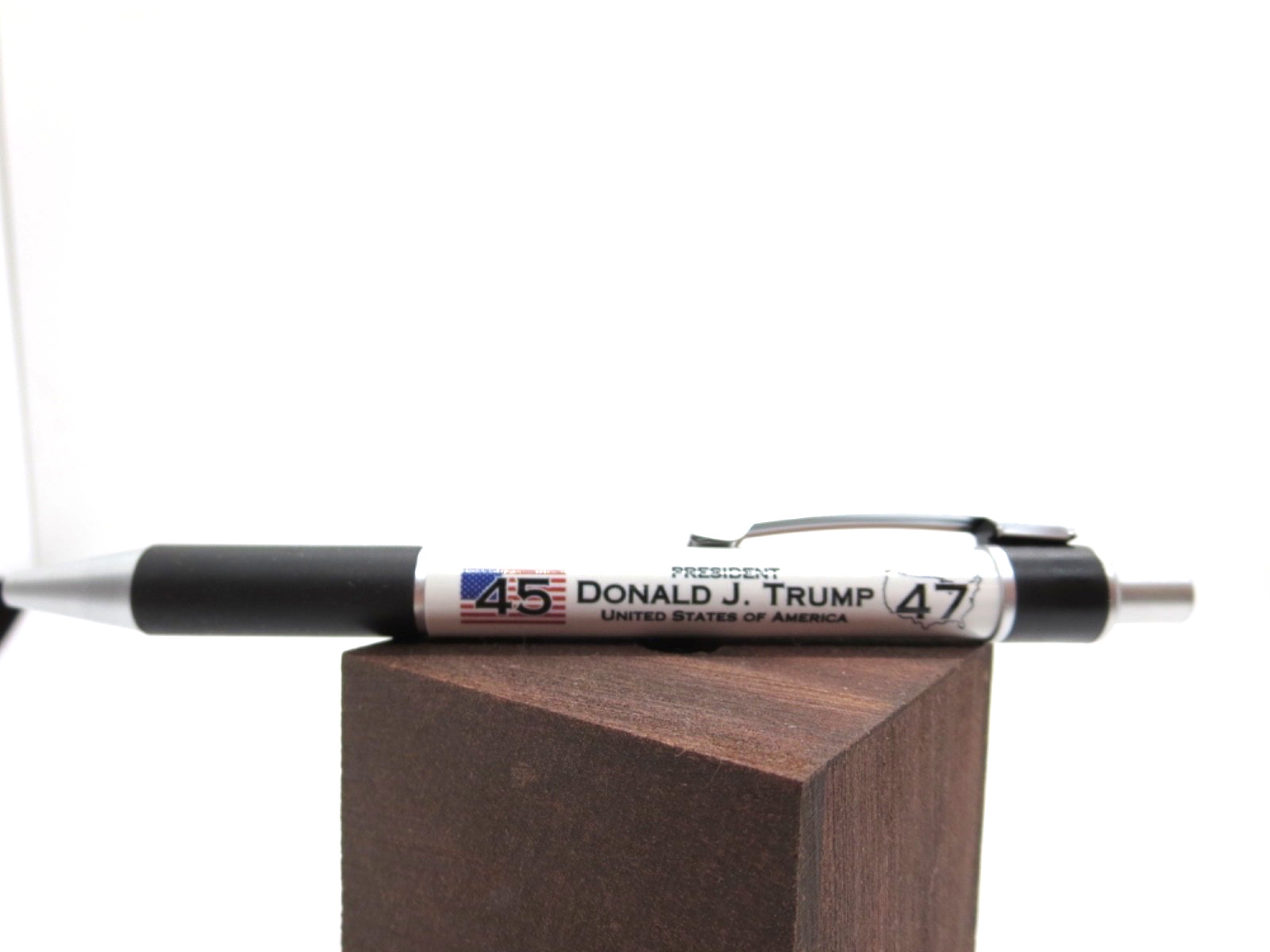 ✨ 3 FOR $15 Donald J. Trump Presidential Collector’s Pen ✨ 45 / 47