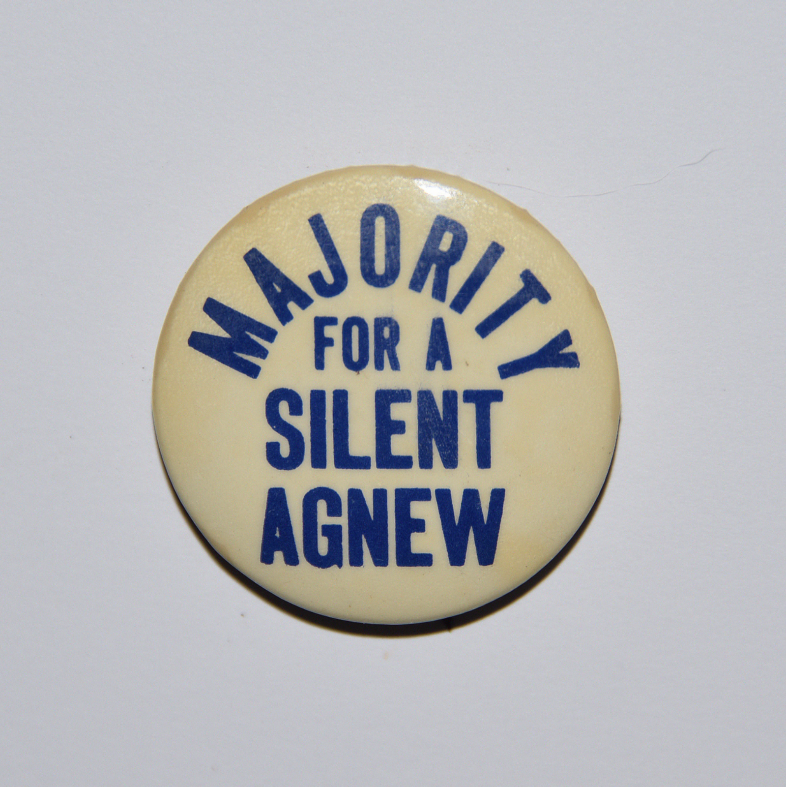 Vintage “MAJORITY FOR A SILENT AGNEW” Satirical Political Button
