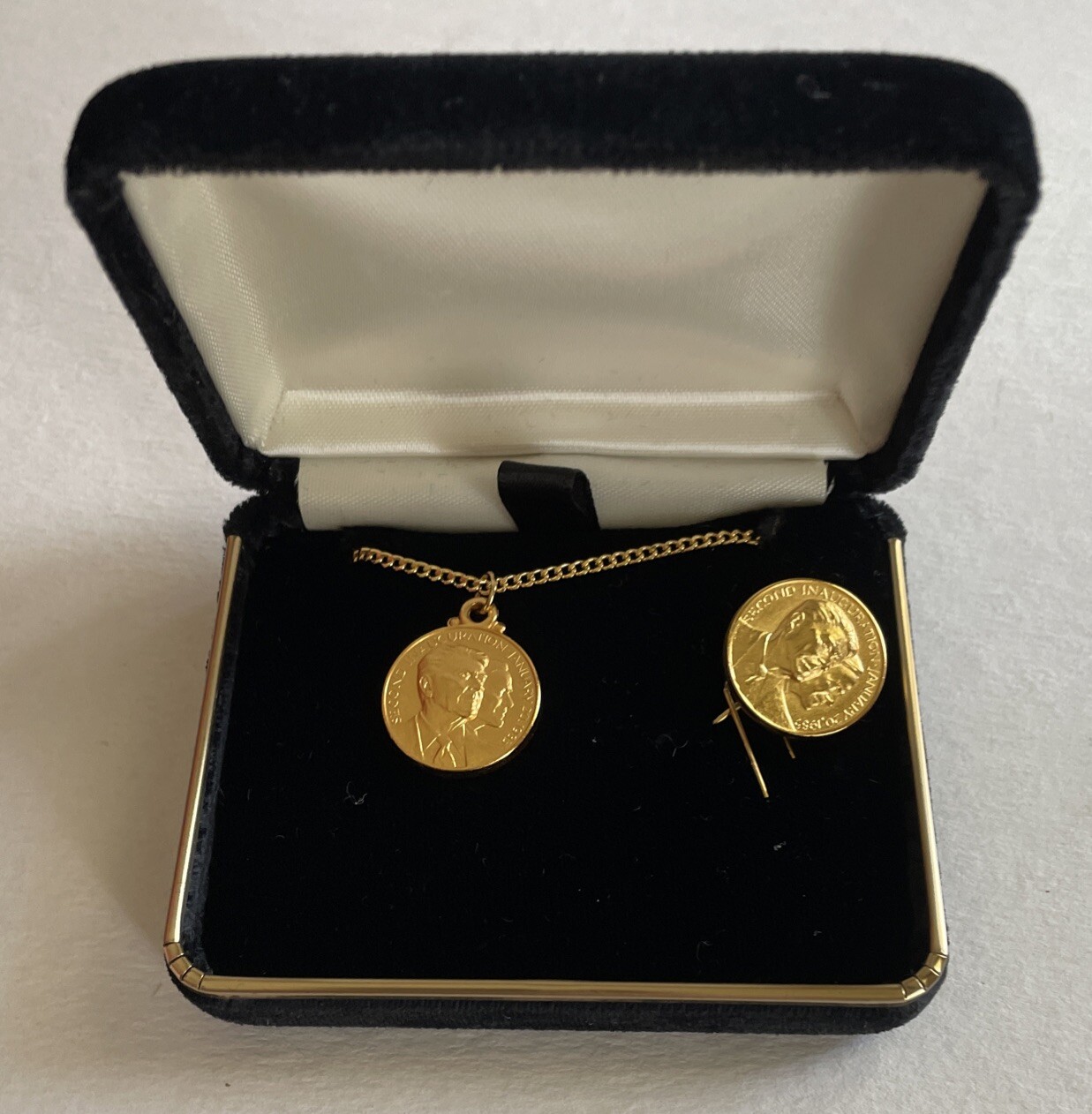 1985 2nd Presidential Inauguration Reagan/Bush Gold Toned Coin Pin & Necklace