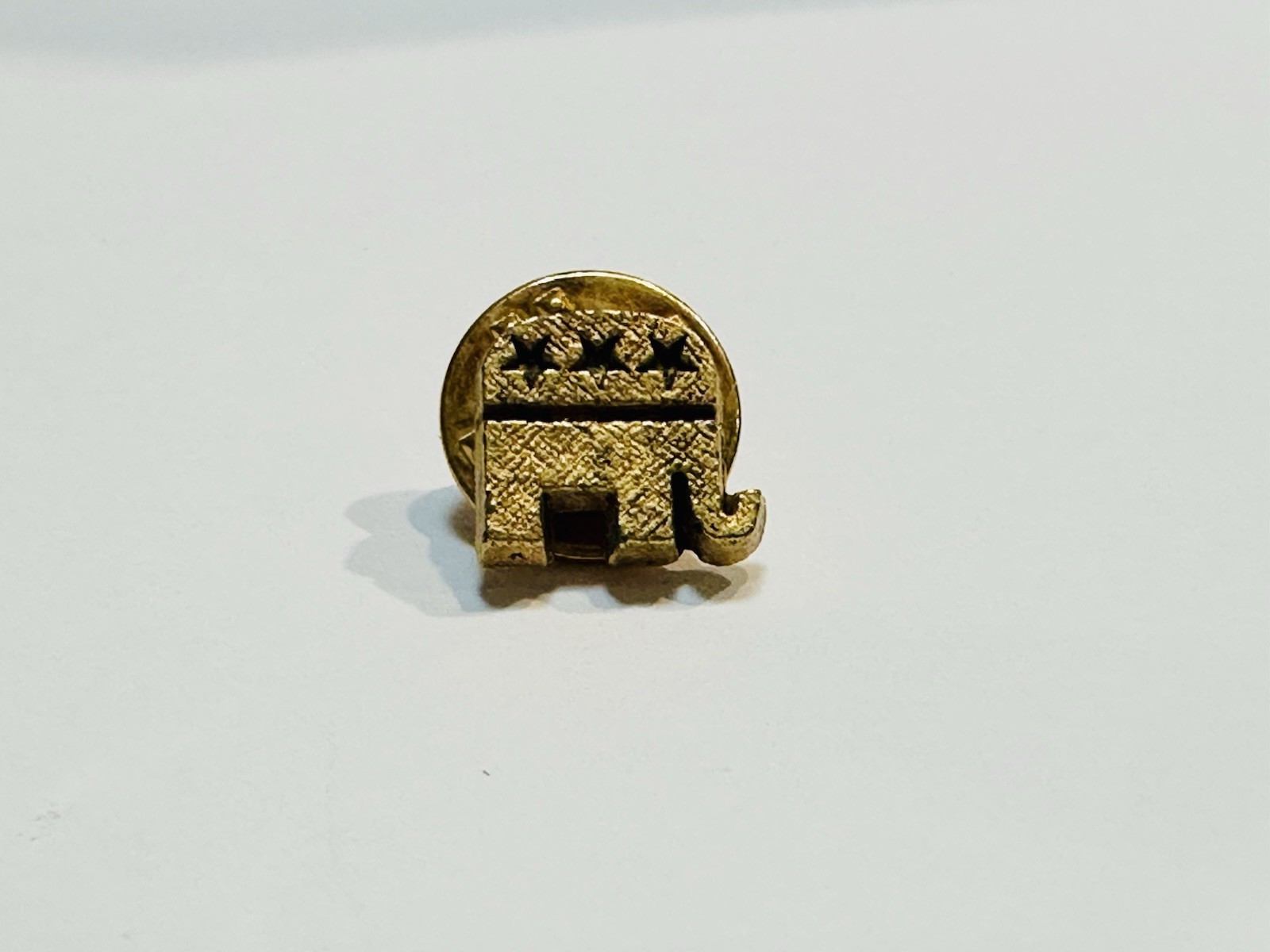 VINTAGE RNC GOLD TONE REPUBLICAN NATIONAL COMMITTEE ELEPHANT TIE TACK LAPEL PIN