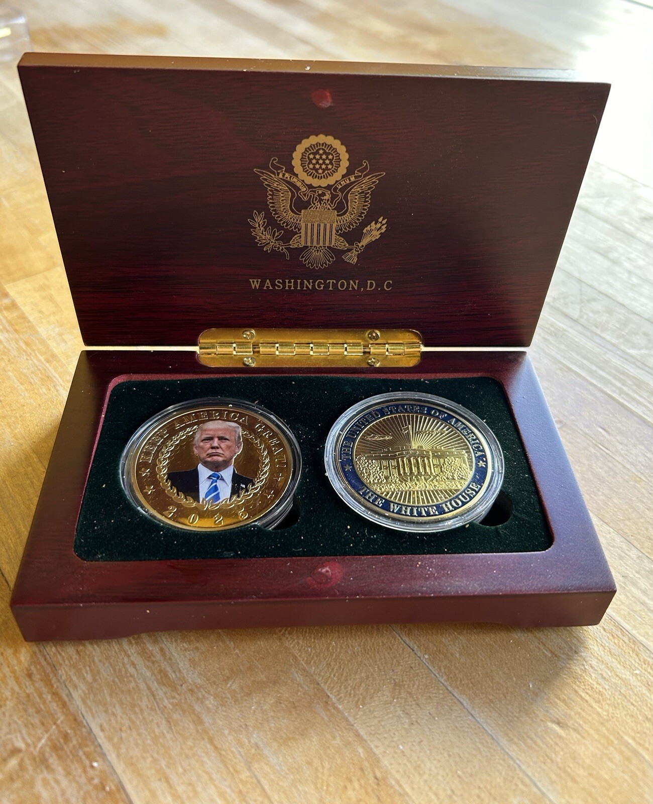 TRUMP MAGA NEVER SURRENDER AMERICA CHALLENGE COIN FIGHT INAUGURATION w WOOD BOX