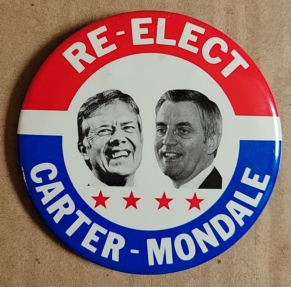 1976 POLITICAL BUTTON RE-ELECT CARTER MONDALE PRESIDENTIAL CAMPAIGN 3.5 INCHES