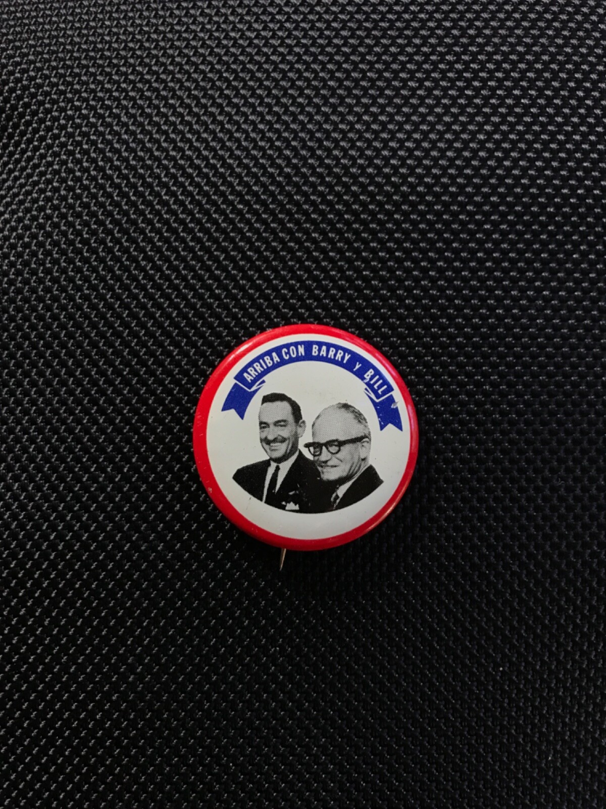 VINTAGE BARRY GOLDWATER 1964 PRES. BUTTON IN SPANISH ARRIBA CON BARRY Y BILL