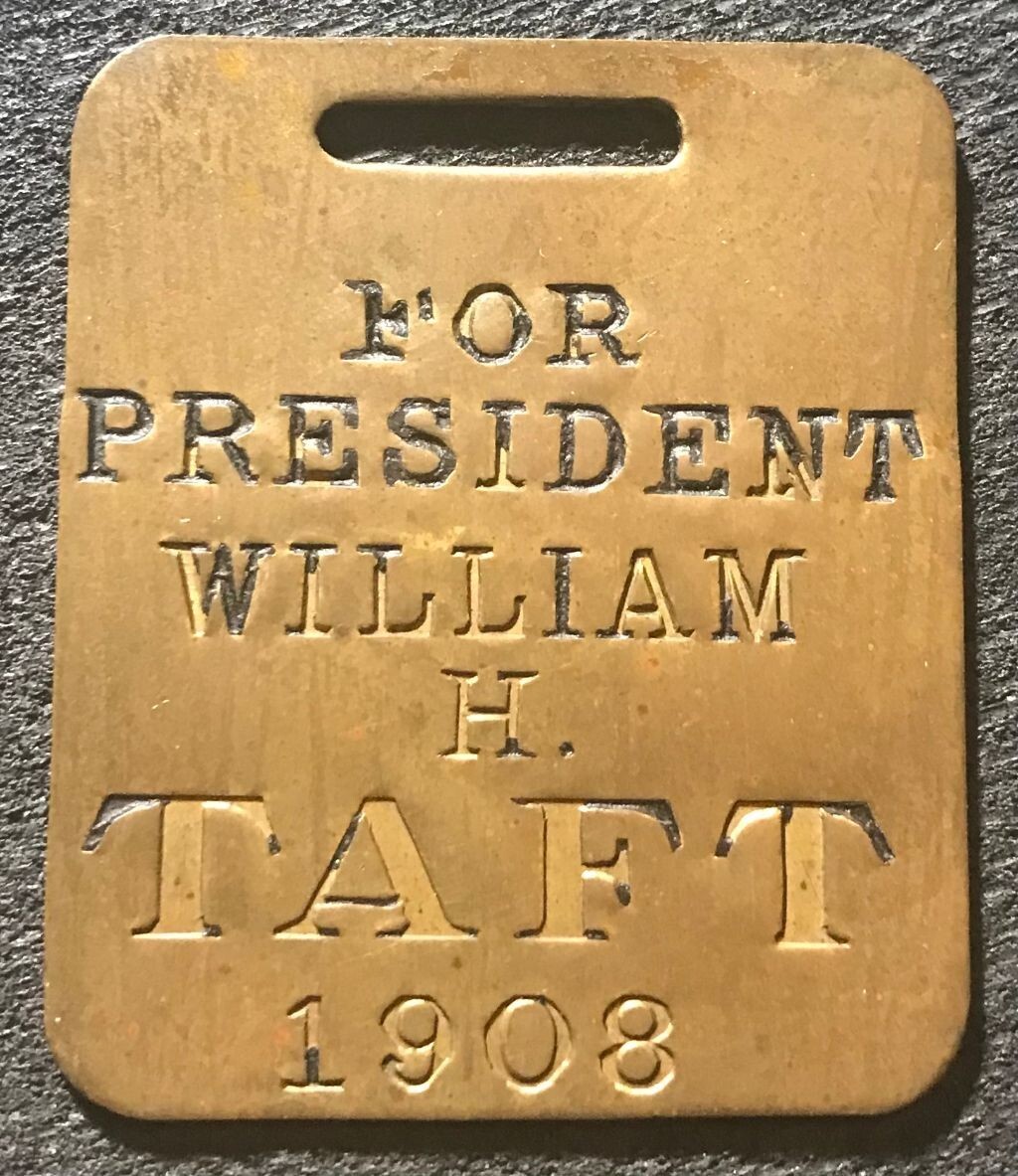 RARE 1908 WM H TAFT FOR PRESIDENT 1908 1 1/2″ x 1 3/4″ METAL BADGE FOB