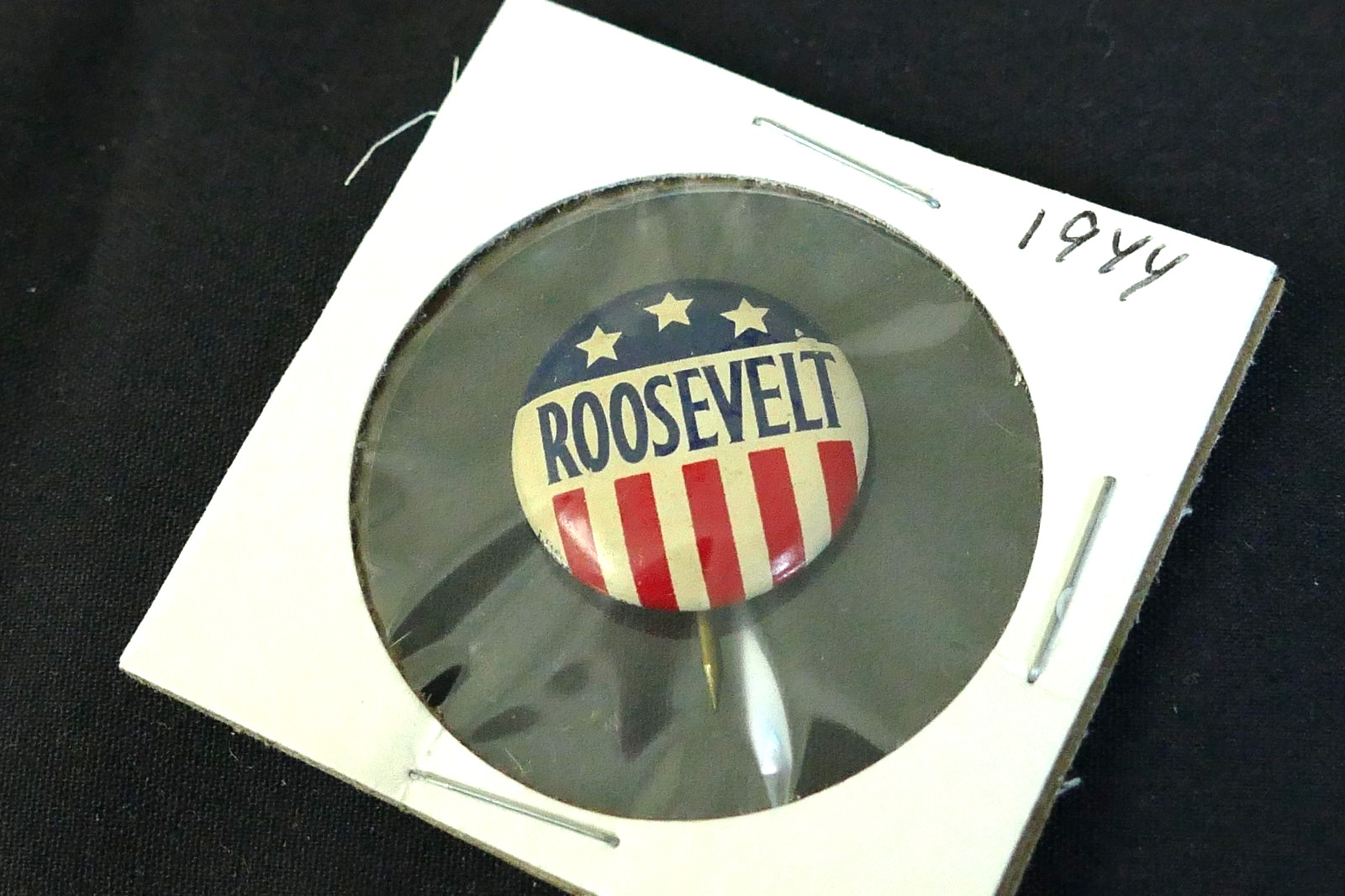 1944 FDR Franklin D. Roosevelt Stars & Stripes Celluloid Button Pin Pinback 3/4″