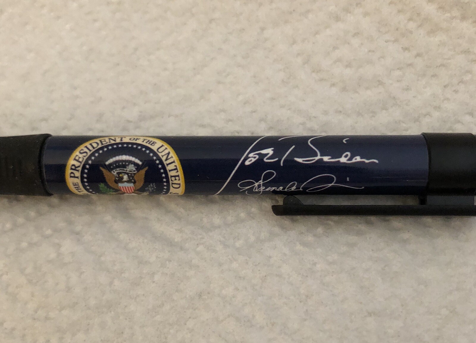4 BIDEN HARRIS RED BLUE PENS EAGLE SEAL PRESIDENT PEN w SIGNATURE DEMOCRAT GIFT