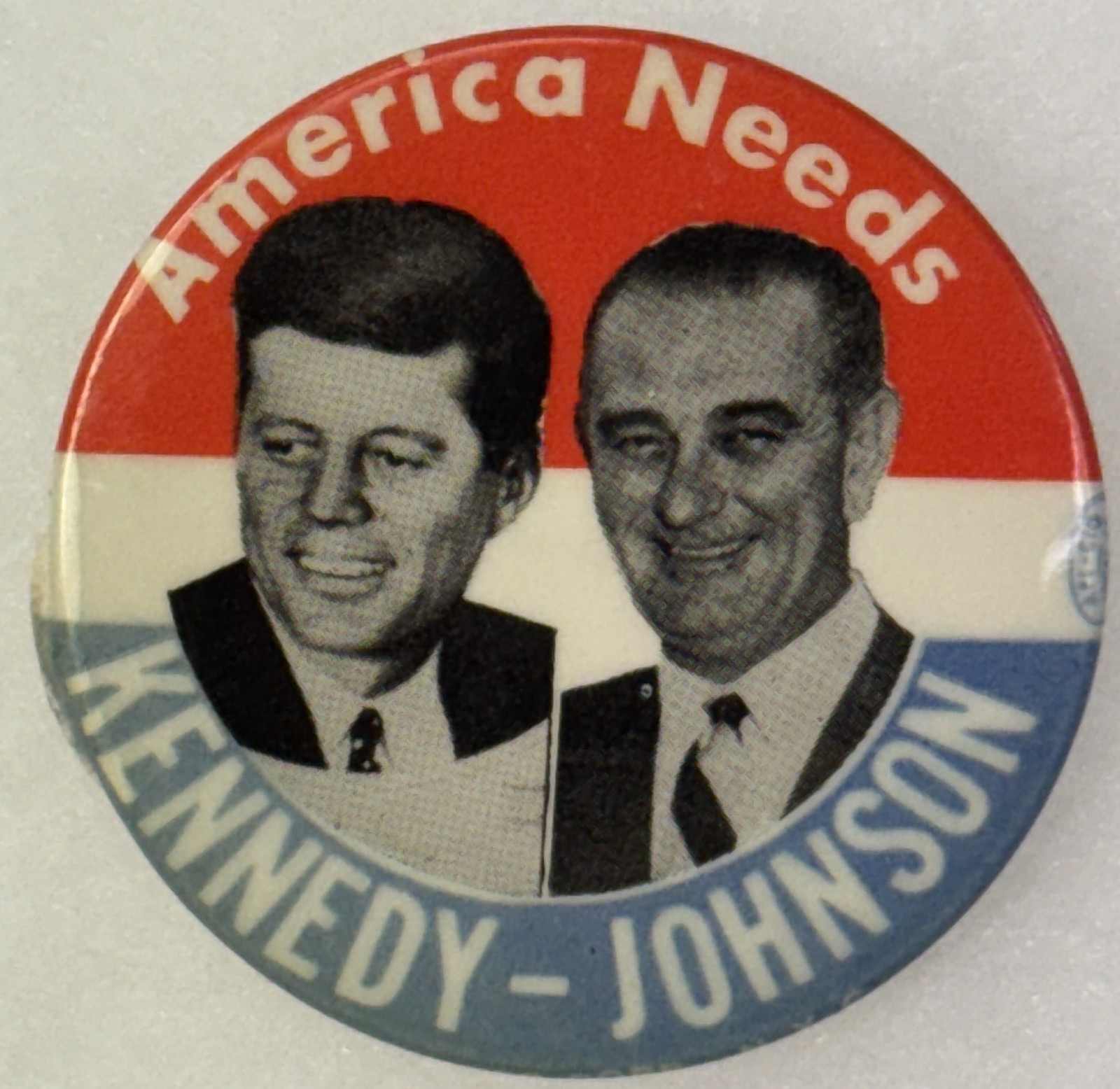 1960 2 1/8″ AMERICA NEEDS KENNEDY-JOHNSON CELLULOID BUTTON, NICE FRONT, REV PULL