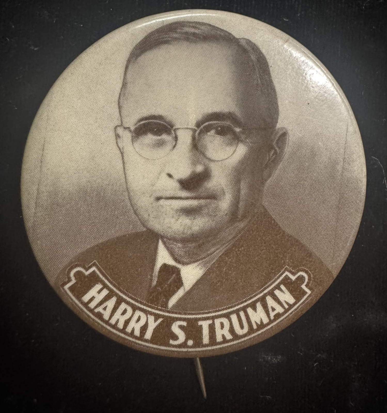1948 HARRY S. TRUMAN 2 1/4″ SEPIA PICTORIAL CAMPAIGN BUTTON-LARGE SIZE & MINT!