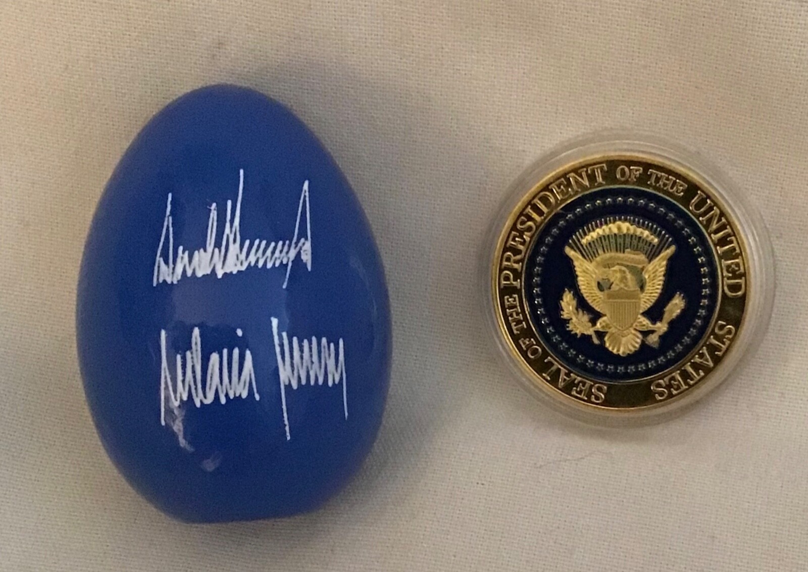 PHOTO TRUMP CHALLENGE COIN + 2019 EASTER BLUE EGG WHITE HOUSE REPUBLICAN GOP