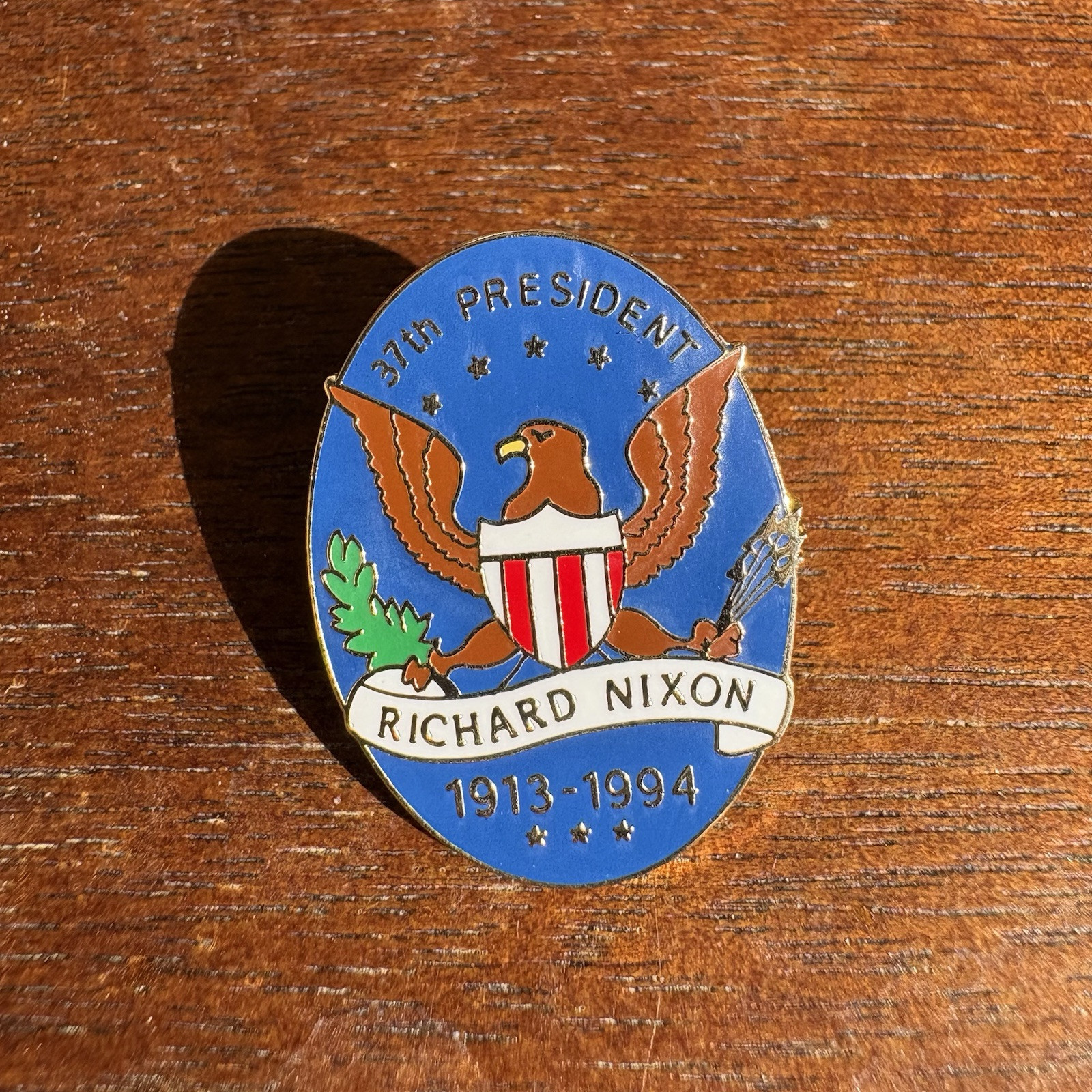 RARE NIXON LIBRARY 37TH PRESIDENT RICHARD NIXON 1913-1994 EAGLE SHIELD OVAL PIN