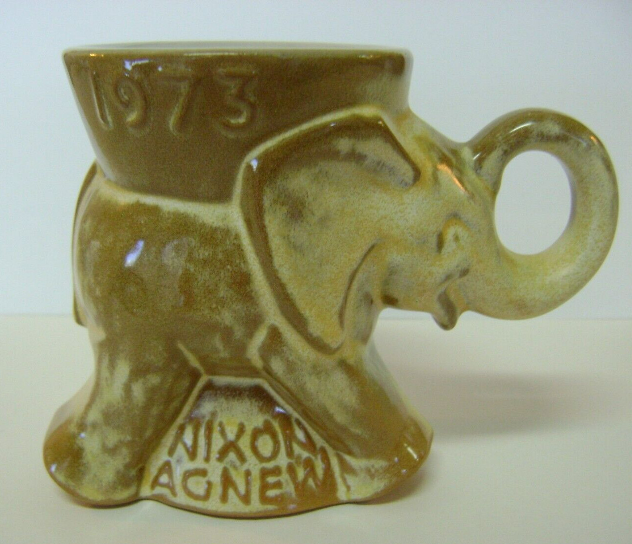 Vintage FRANKOMA POTTERY 1973 GOP Nixon-Agnew Republican ELEPHANT MUG CUP Brown