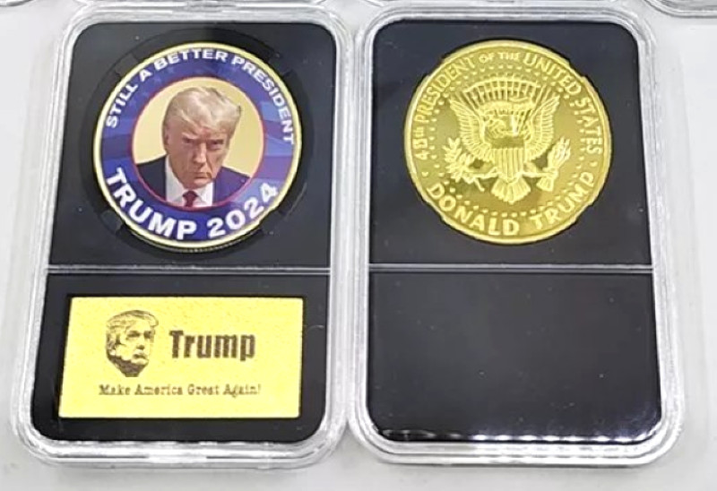 2024-45th President Donald Trump Mugshot Never Surrender Gold Coin in Clear Case