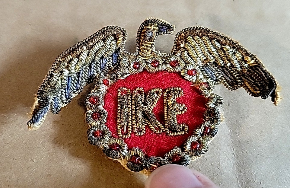 1950’s ‘IKE’ EISENHOWER CAMPAIGN PIN BROOCH GOLD METAL THREAD & RED EAGLE 3″