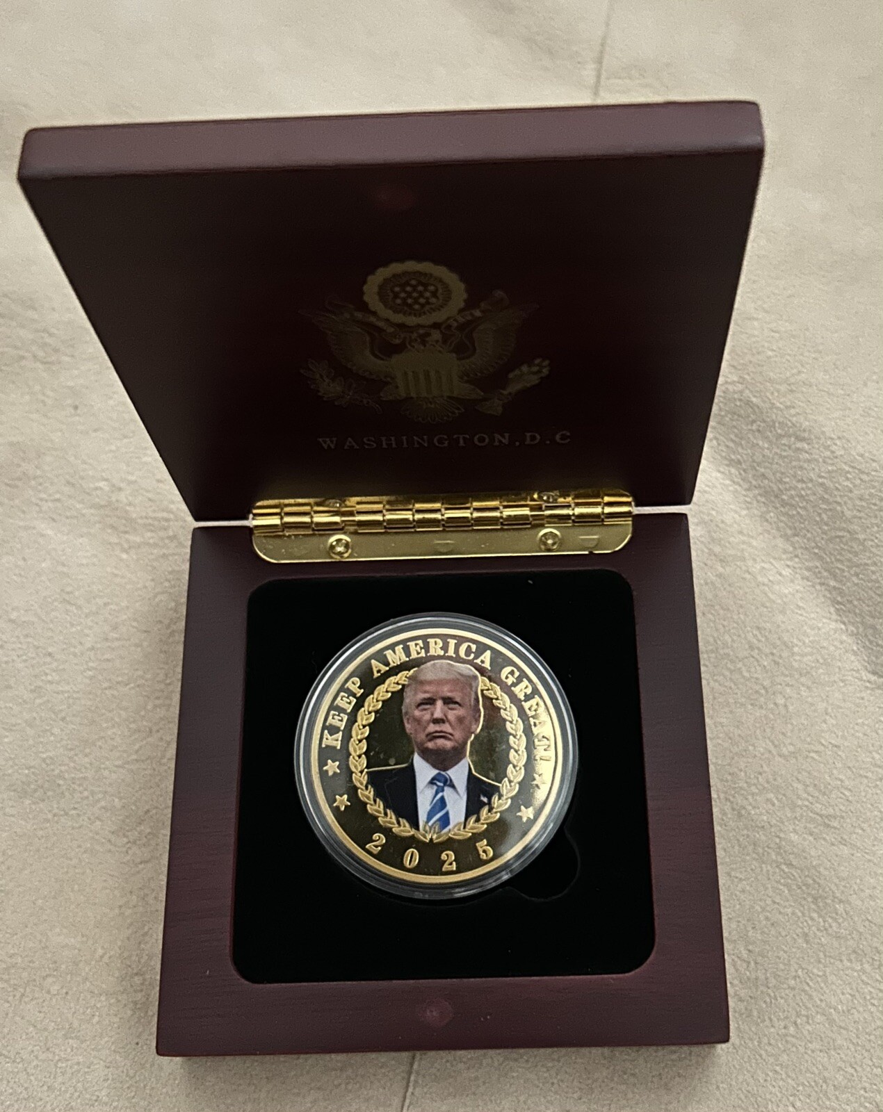 TRUMP MAGA NEVER SURRENDER AMERICA CHALLENGE COIN FIGHT INAUGURATION w WOOD BOX