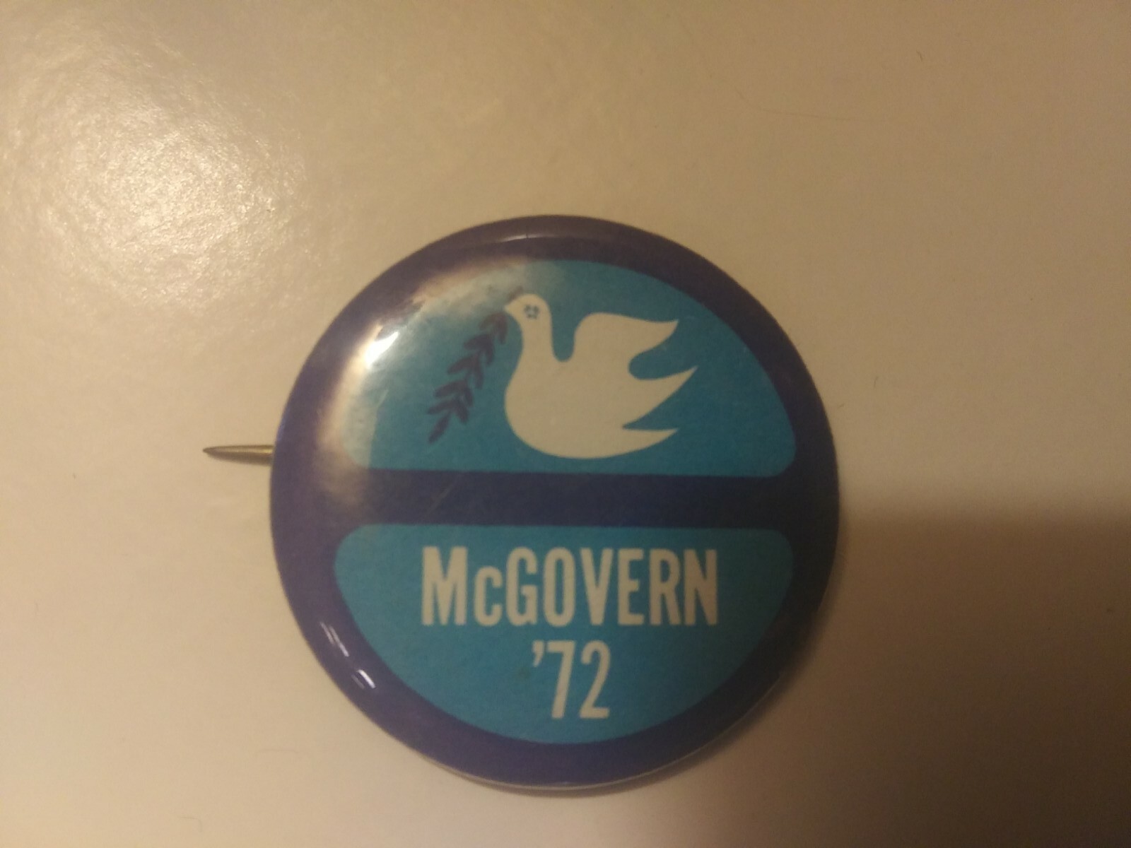 George McGovern Pin Back Presidential Campaign Button Vietnam Peace Blue Dove 72