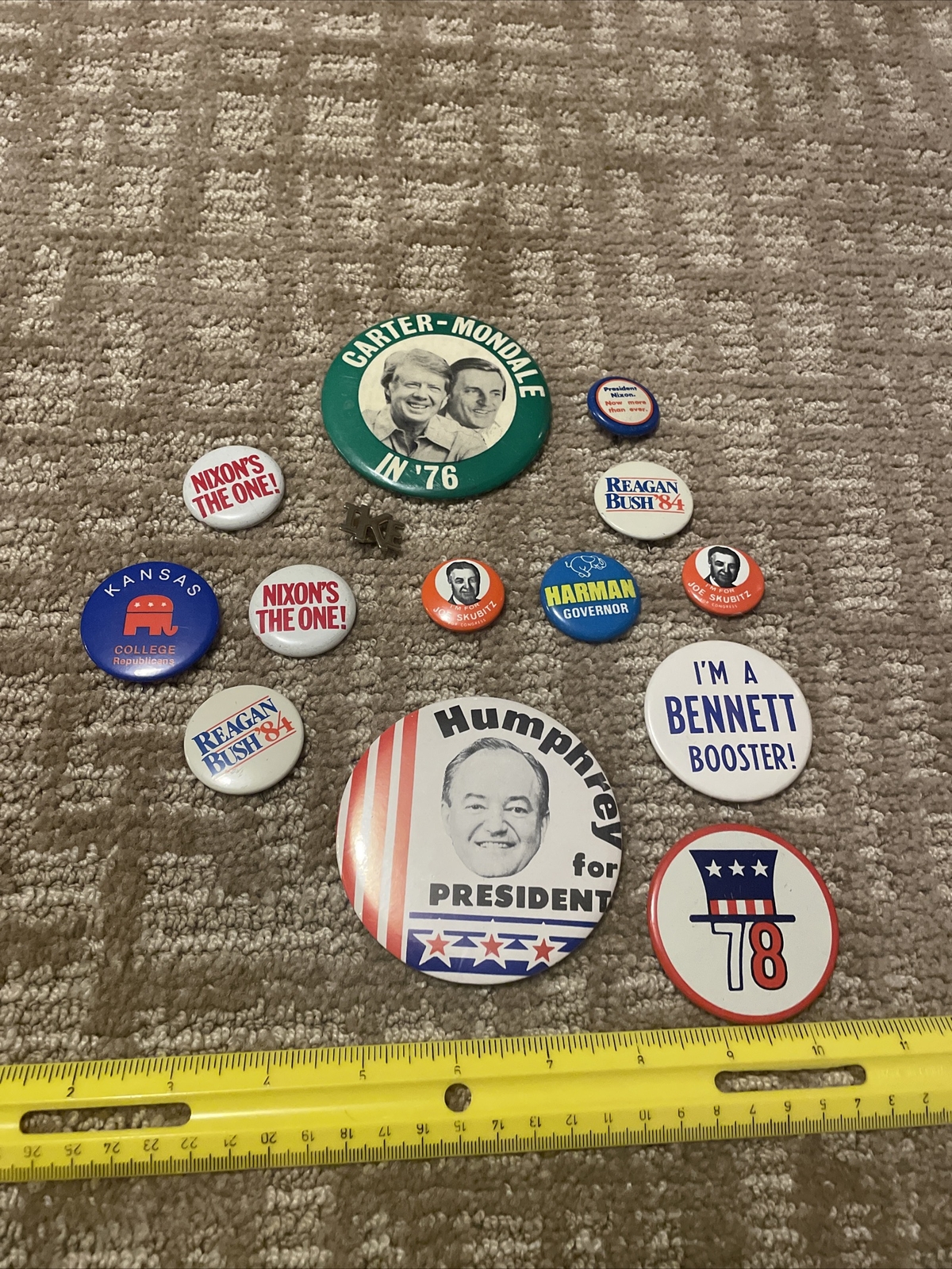 #4 LOT OF 14 VINTAGE PRESIDENTIAL CAMPAIGN BUTTONS NIXON, Dole Bunker Reagan