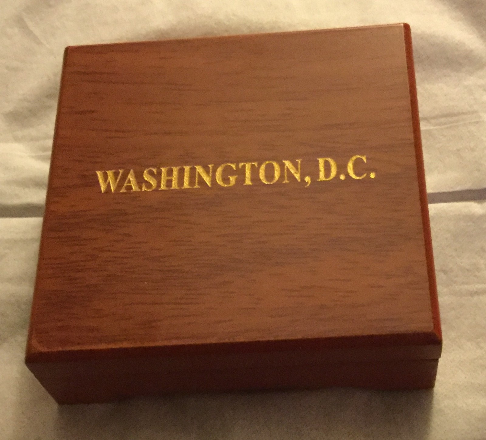 TRUMP CHALLENGE COIN 2025 INAUGURATION w WOOD BOX GOLD REPUBLICAN GOP Signature