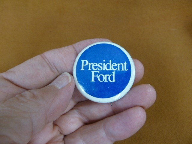 CL-BUT31 vtg President Ford blue political campaign 1976 presidential Button Pin