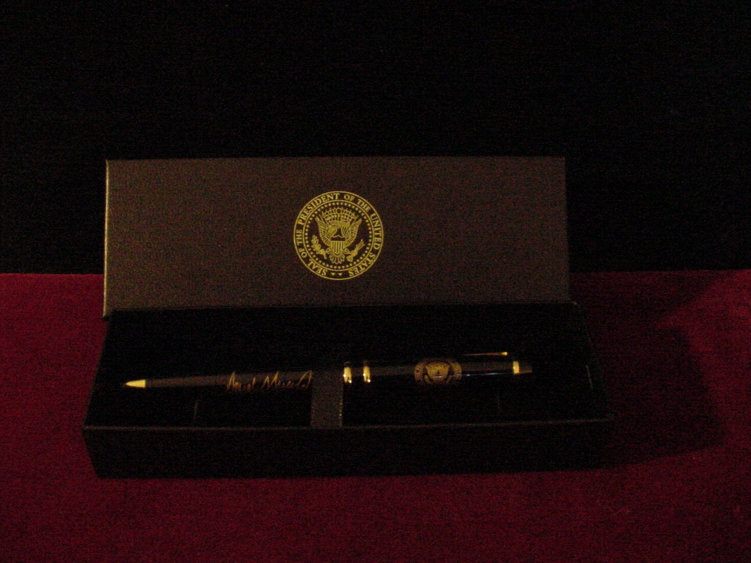 Presidential seal Donald J. Trump BLACK Ballpoint Pen – New