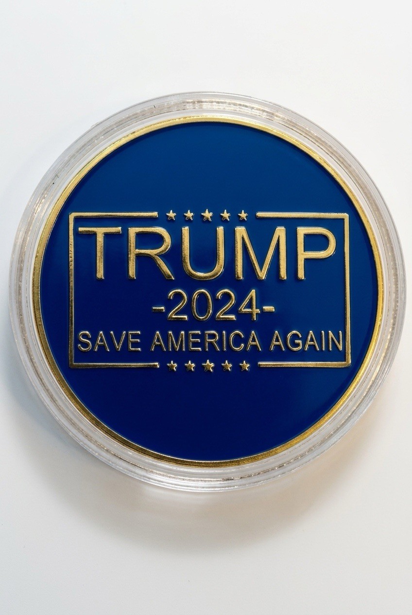 TRUMP CHALLENGE COINS (2) SAVE AMERICA AGAIN GOLD AND SILVER (NEL2082).