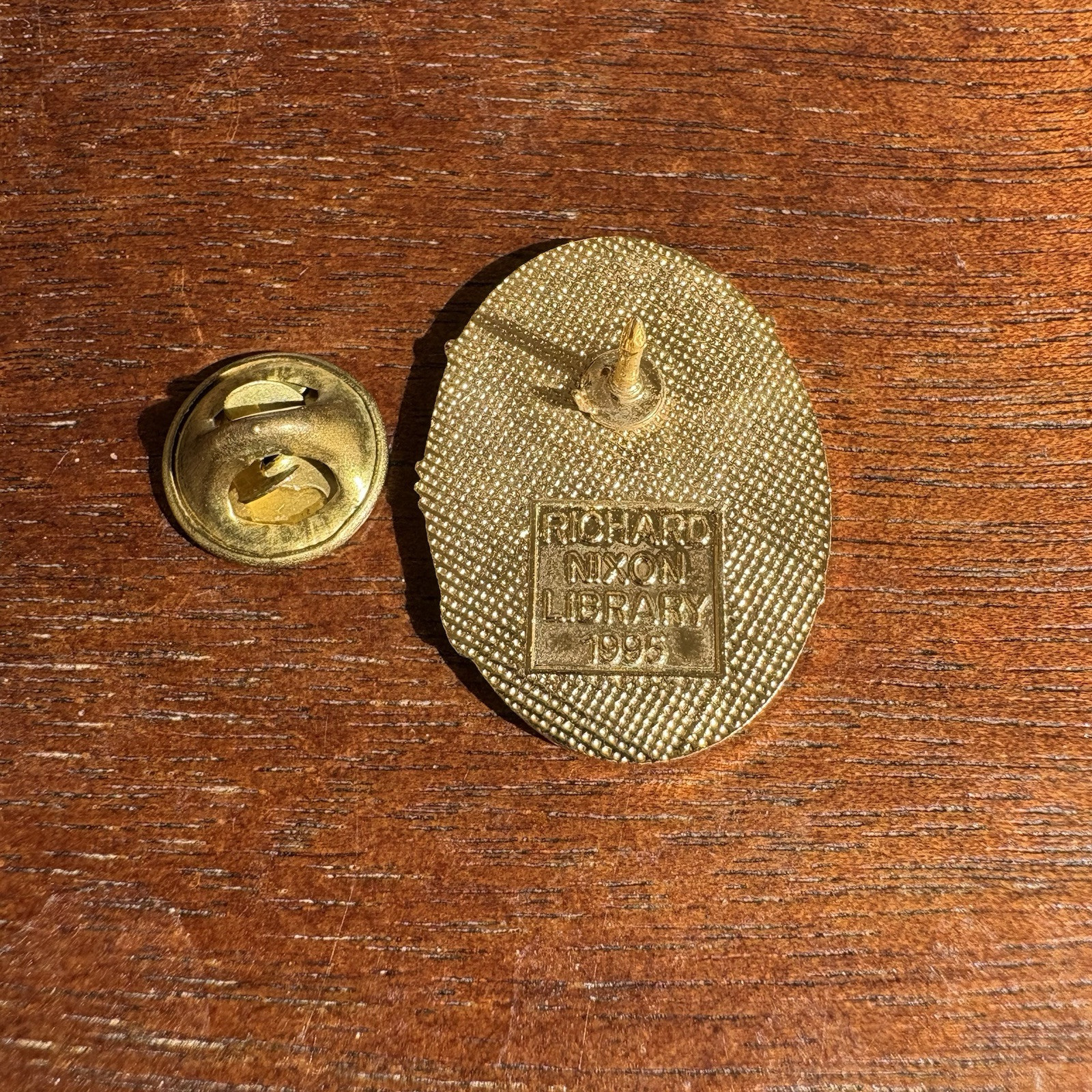 RARE NIXON LIBRARY 37TH PRESIDENT RICHARD NIXON 1913-1994 EAGLE SHIELD OVAL PIN