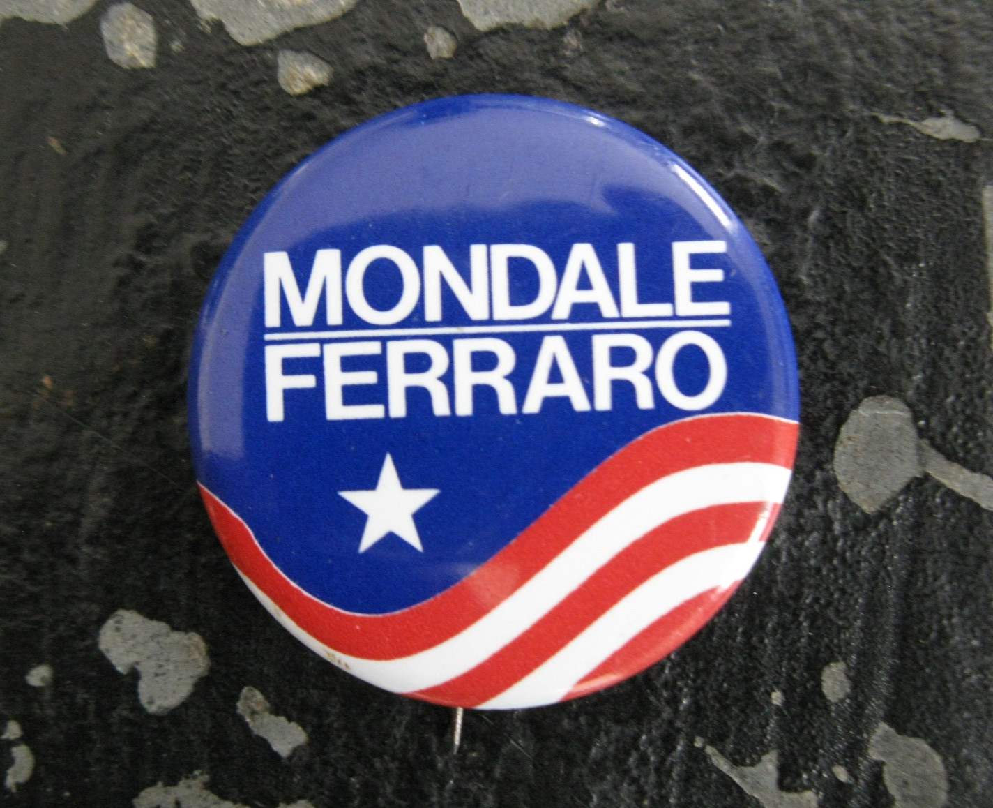 1984 WALTER MONDALE GERALDINE FERRARO 1.5″ campaign pin pinback button president