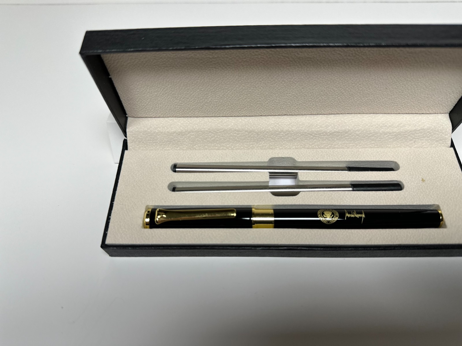 NEW Presidential Pen with Elegant Box Donald Trump Signature & two Refills