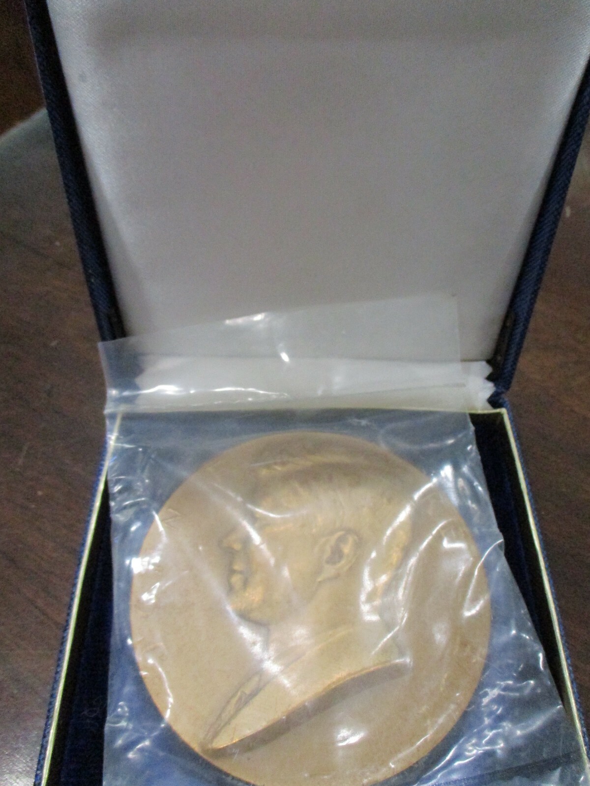 President John F. Kennedy inaugurated 1-20-1961 brass medallion in box sealed