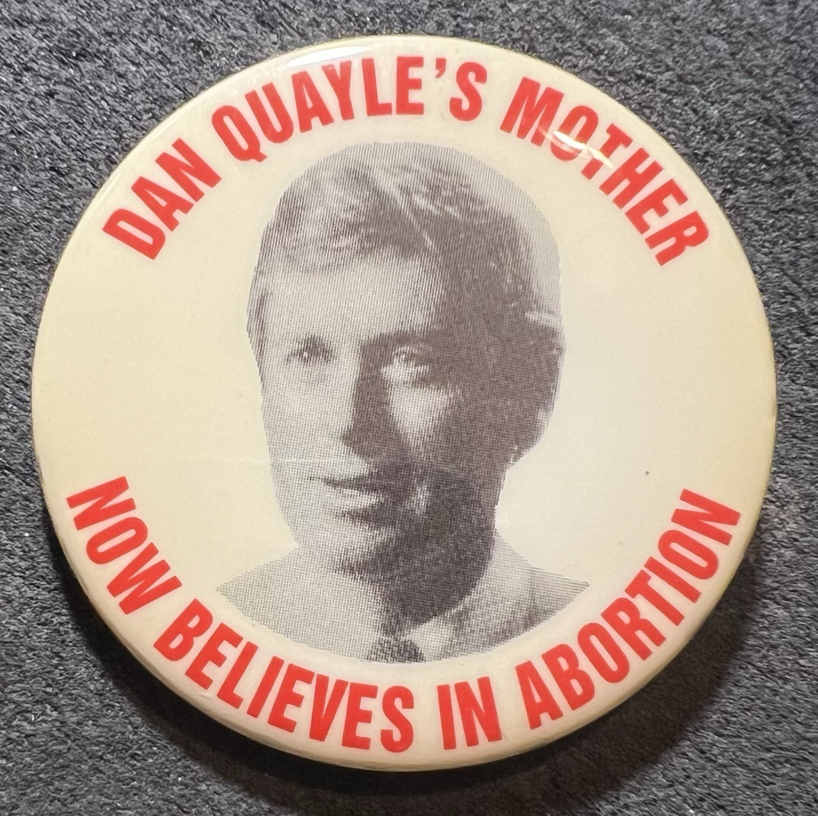 1992 2 1/4″ DAN QUAYLE’S MOTHER NOW BELIEVES IN ABORTION PINBACK