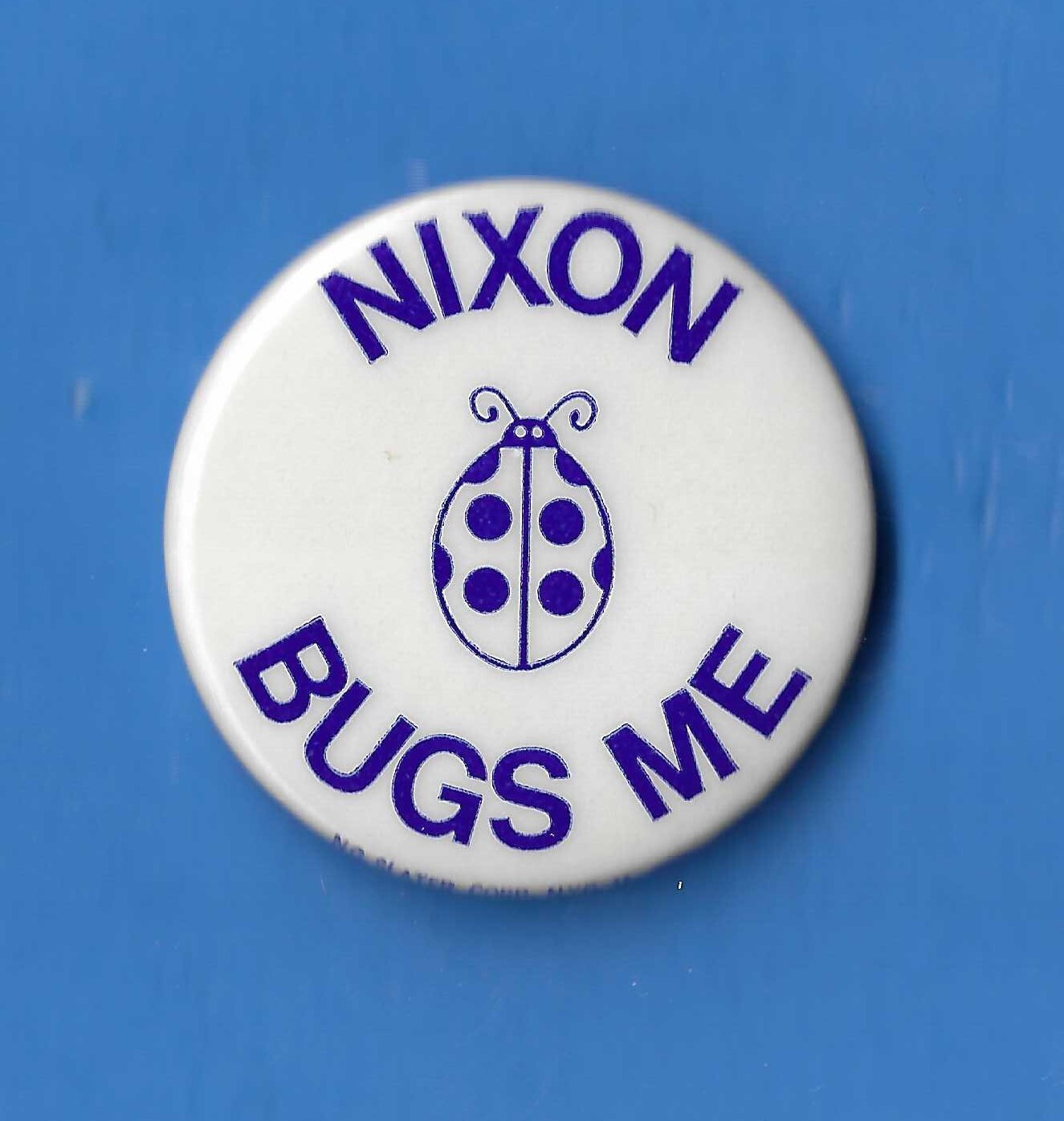 1973 Anti Richard Nixon – 1.5″ / “Nixon Bugs Me” Watergate Button(Pin03)