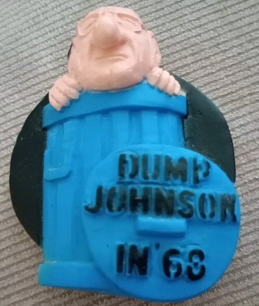 1967 DUMP JOHNSON IN ’68 Political Vinyl Campaign Collectible RARE Pin 2 1/2″